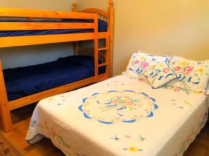 Postel nebo postele na pokoji v ubytování Peaceful Private Cabin on Crystal Lake near Elk Mountain, Pennsylvania