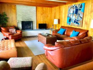 Posezení v ubytování Peaceful Private Cabin on Crystal Lake near Elk Mountain, Pennsylvania