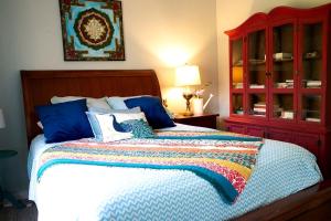 Pet Friendly Fantastic Secluded Cottage with Hot-tub in Rainbow, California في Rainbow: غرفة نوم مع سرير وخزانة حمراء