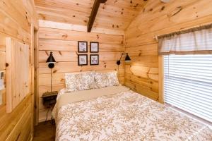 Ένα ή περισσότερα κρεβάτια σε δωμάτιο στο Cozy Cabin Close to Tryon and Lake Lure in Mill Spring, North Carolina