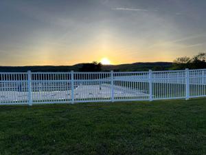 Východ nebo západ slunce při pohledu z prázdninového domu nebo okolí + 25 fotografií