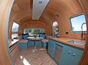 eine Küche und ein Wohnzimmer in einem winzigen Haus in der Unterkunft Airstream Oasis: Unique Retreat near Andalucia's Best Beaches and Nature Haven! in El Soto + 33 Fotos