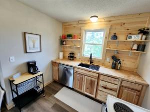 Dapur atau dapur kecil di Secluded Rustic Cabin with Hot Tub Near Pere Marquette River in Big Rapids, Michigan