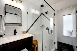 ドリッピング・スプリングスにあるClassically Southern Texas Hill Country Cabins for Weekend Getaways near Austinの洗面台とシャワー付きのバスルーム