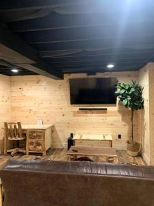Μια τηλεόραση ή/και κέντρο ψυχαγωγίας στο Charming Cabin with Hot-tub and Stunning Views in Campbellsville, Kentucky