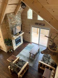 TV a/nebo společenská místnost v ubytování Charming Cabin with Hot-tub and Stunning Views in Campbellsville, Kentucky