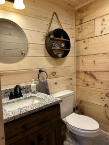 Koupelna v ubytování Charming Cabin with Hot-tub and Stunning Views in Campbellsville, Kentucky