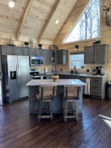 Kuchyň nebo kuchyňský kout v ubytování Charming Cabin with Hot-tub and Stunning Views in Campbellsville, Kentucky