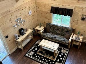 Posezení v ubytování Incredible Cabin with Fireplace and Hot-tub in Campbellsville, Kentucky