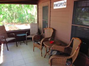 porche con sillas, mesa y ventana en Lakefront Weekend Getaway with a Private Dock near the Ocala National Forest, Florida, en Orange Springs