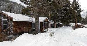 une maison avec de la neige au sol à côté d'une maison dans l'établissement Homey Pet-Friendly Cabin Rental for Groups in the Catskills, à Big Indian 4 autres photos