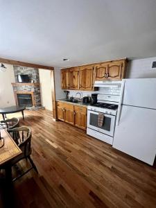 Kuchyň nebo kuchyňský kout v ubytování Homey Pet-Friendly Cabin Rental for Groups in the Catskills + 4 fotografie