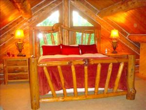 Giường trong phòng chung tại Custom-Built Family Cabin in Manistee National Forest, Michigan
