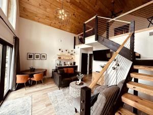 - un salon avec un escalier en colimaçon dans une maison dans l'établissement Luminous Cottage with Lofted Interior in Sevierville, Tennessee, à Dupont Springs 28 autres photos