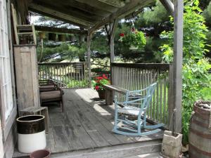 Zahrada ubytování Charming Cabin Rental with a Hot Tub near Cedar Point and Lake Erie in Ohio