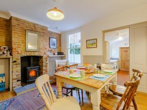 ウィスタブルにある3 Bed in Whitstable 84042のダイニングルーム(テーブル、椅子、暖炉付)