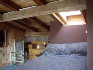ein Schlafzimmer mit einem Bett und einer Holzdecke in der Unterkunft Spacious 14-Person Cabin Perfect for Families in Mount Holly, Vermont in Hortonville