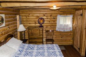 Una cama o camas en una habitación de Pet-Friendly Cabin Retreat near Great Smoky Mountain National Park, Tennessee