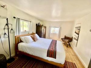Katil atau katil-katil dalam bilik di Petite Log Cabin on Organic Farm in New Mexico