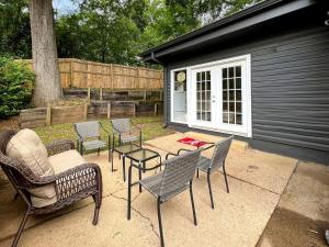 une terrasse avec des chaises, une table et un groupe dans l'établissement Great Cabin Perfect for Small Groups in Northport, Alabama, à Northport