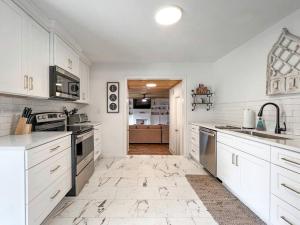 Kuchyň nebo kuchyňský kout v ubytování Great Cabin Perfect for Small Groups in Northport, Alabama