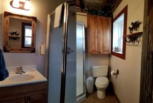 Een badkamer bij Spacious Vacation Rental for 22 Guests in a Rural Setting in Montezuma, Iowa