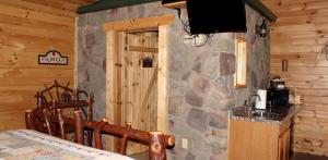 Postel nebo postele na pokoji v ubytování Cozy Cabin for an Amazing Maryland Glamping Experience
