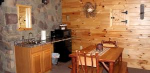 Kuchyň nebo kuchyňský kout v ubytování Cozy Cabin for an Amazing Maryland Glamping Experience