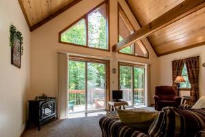 sala de estar con techo abovedado y ventanas en Secluded West Virginia Cabin Rental on the Edge of Monongahela National Forest, en Riverton