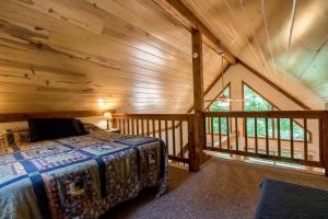 1 dormitorio en una cabaña de madera con 1 cama en Secluded West Virginia Cabin Rental on the Edge of Monongahela National Forest, en Riverton