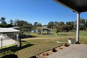 Κήπος έξω από το Modern Lofted Tiny House Fully Equipped with Lake Views in Texas