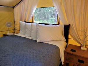 Postel nebo postele na pokoji v ubytování Black Fox Den: A Woodland Glamp - Dog Friendly in Hot Springs, AR