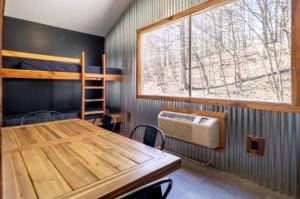 Postel nebo postele na pokoji v ubytování Rustic Cabin Perfect for Small Groups with Picnic Space in Indiana