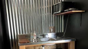Gambar di galeri bagi Rustic Cabin Perfect for Small Groups with Picnic Space in Indiana di Stony Lonesome
