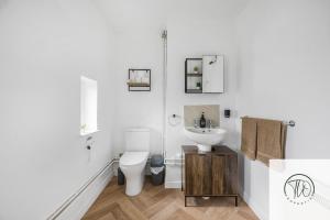 Peasenhallにある4BR House-Sizewell-Aldeburgh-Southwoldのトイレと洗面台を備えた白いバスルーム