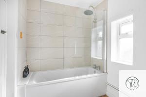 Peasenhallにある4BR House-Sizewell-Aldeburgh-Southwoldの窓のある浴室の白い浴槽