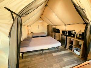Zimmer mit einem Bett in einem Zelt in der Unterkunft Amazing Aquatic Adventure for the Whole Family: Luxurious Safari Tent near Kingsbury, Texas in Marion