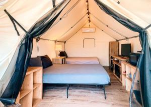 ein Schlafzimmer mit zwei Betten in einem Zelt in der Unterkunft Amazing Aquatic Adventure for the Whole Family: Luxurious Safari Tent near Kingsbury, Texas in Marion