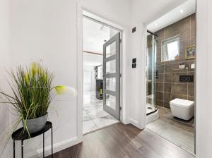 ein Badezimmer mit Toilette, Waschbecken und Dusche in der Unterkunft Brand New Luxurious 3bed House in Northfleet + 91 Fotos