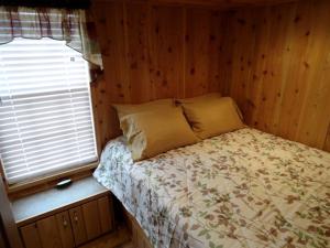 Кровать или кровати в номере Cozy Cabin Rental near the Custer State Park in South Dakota
