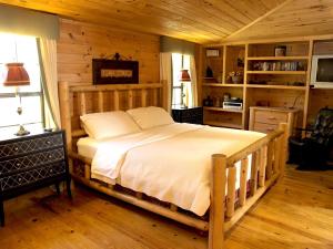 a bedroom with a large bed in a cabin at Luxury Cabin Rental for a Family Getaway in Pigeon Forge, Tennessee in Waldens Creek