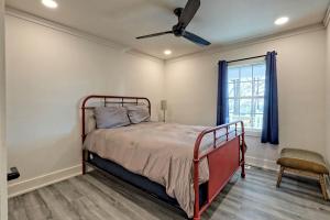 Voodi või voodid majutusasutuse Serene Cottage with Remodeled Interior and Gorgeous Pastures Views in Georgia toas