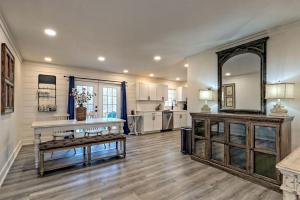 Köök või kööginurk majutusasutuses Serene Cottage with Remodeled Interior and Gorgeous Pastures Views in Georgia