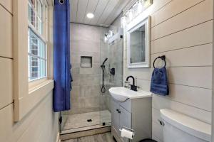 Vannituba majutusasutuses Serene Cottage with Remodeled Interior and Gorgeous Pastures Views in Georgia +18 fotot