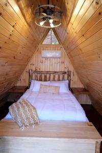 Katil atau katil-katil dalam bilik di Romantic A-frame Cabin Ideal for Two in Ohio
