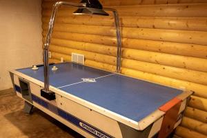 een pingpongtafel voor een houten muur bij Romantic A-frame Cabin Ideal for Two by Tappan Lake in Ohio 