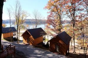 een groep huisjes met een meer op de achtergrond bij Romantic A-frame Cabin Ideal for Two by Tappan Lake in Ohio 