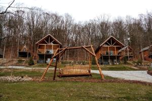 een park met een houten schommel voor een huis bij Romantic A-frame Cabin Ideal for Two by Tappan Lake in Ohio 