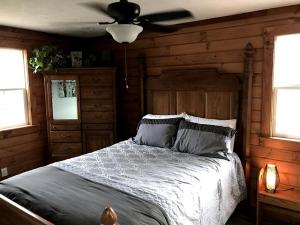 Katil atau katil-katil dalam bilik di Peaceful Cabin Getaway Overlooking a Winery in Weston, West Virginia