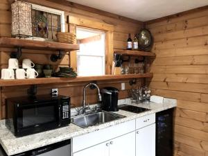 Dapur atau dapur kecil di Peaceful Cabin Getaway Overlooking a Winery in Weston, West Virginia